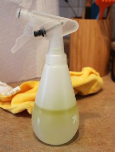 Spray anti poussière maison